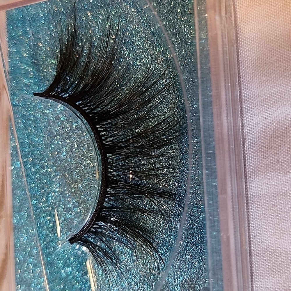 Long Lashes - Picture 4 of 4